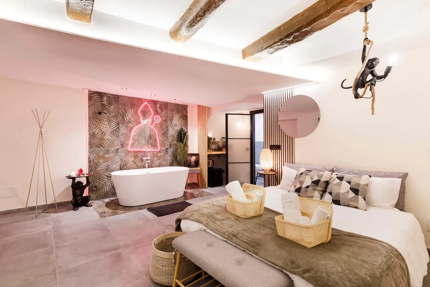 Bedroom with the jacuzzi and the San Gennaro neon